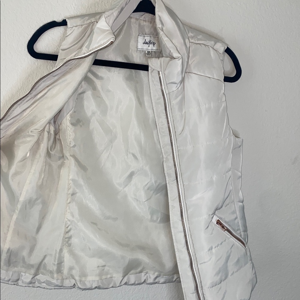 🎱Buckle day trip cream puffer vest! - Picture 7 of 8